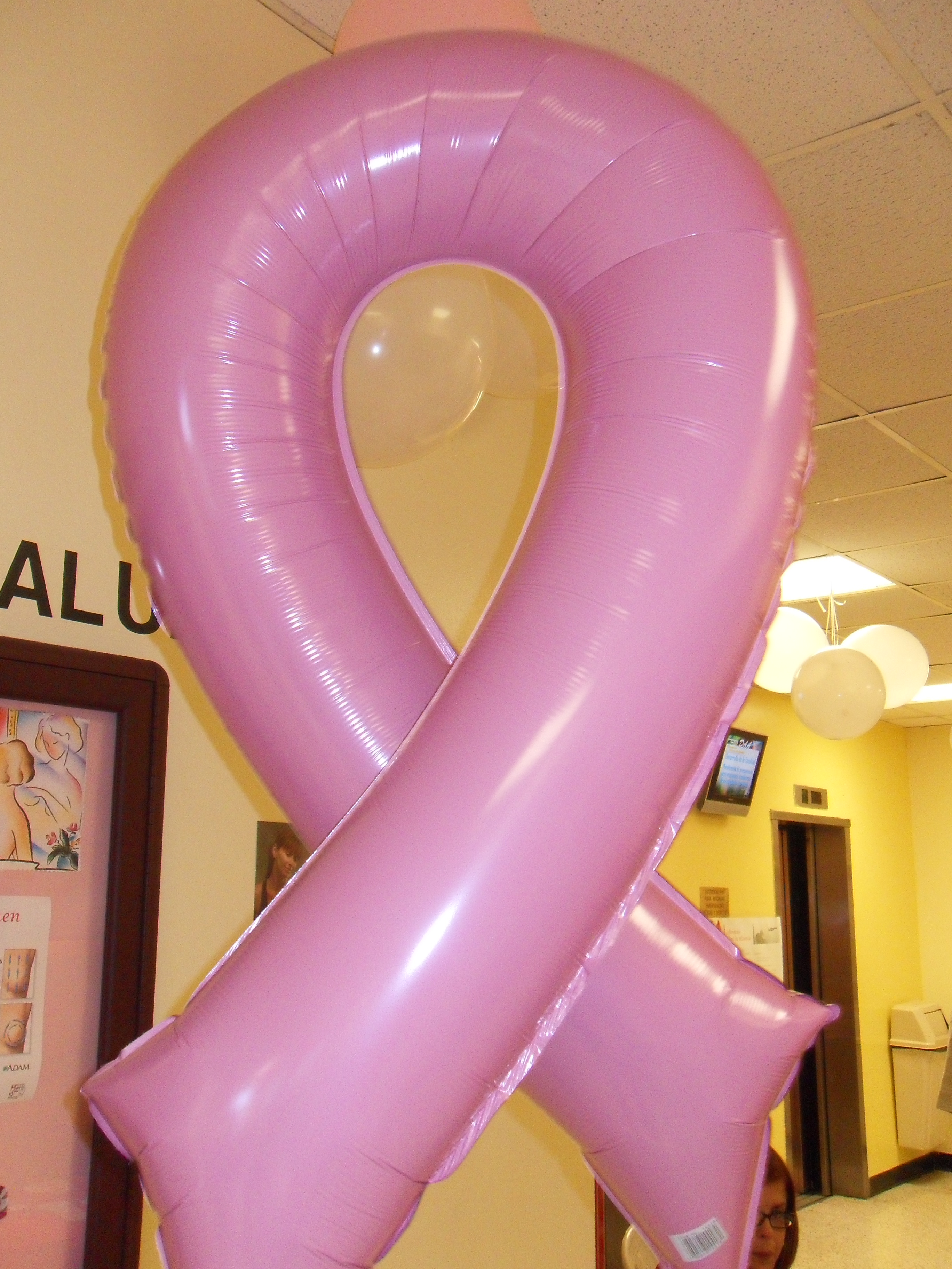 foto de globo en forma del lazo que identifica cancer del seno